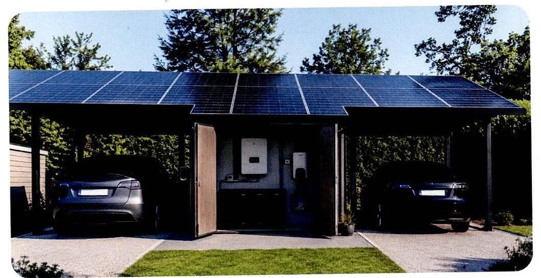 Carport photovoltaïque abritant deux véhicules électriques, avec onduleur et borne de recharge