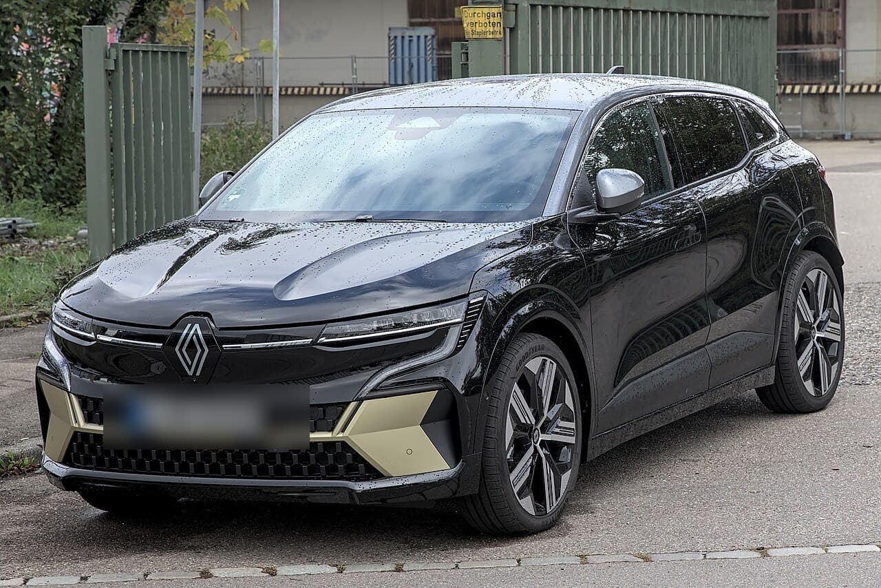 Renault Mégane E-Tech électrique noire vue de trois quarts avant